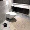 gehaakt vloerkleed bij een toilet