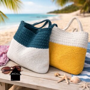 2 gehaakte tassen op het strand