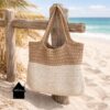 gehaakte tas in 2 kleuren op het strand