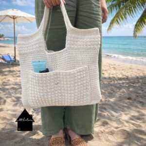 gehaakte strandtas in een lichte kleur