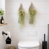 2 macrame plantenbuidels op een wc