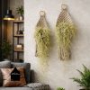 2 macrame plantenhangers in een woonkamer