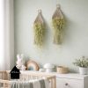 2 macrame plantenbuidels op een kinderkamer