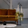 macrame plantenhangers aan een standaard