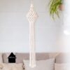 macrame lampion noor in een woonkamer