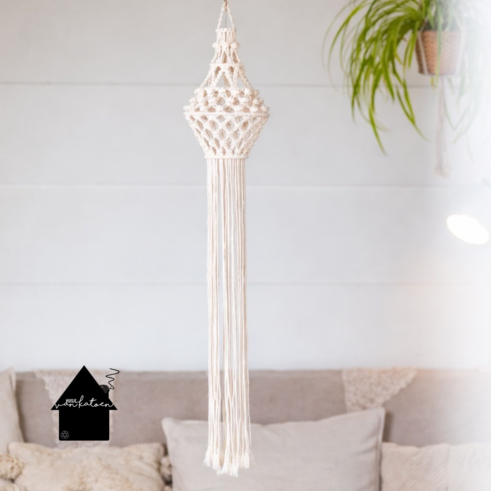 macrame lampion noor in een woonkamer