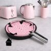 roze gehaakte pannenbeschermers in koekenpannen