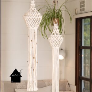 macrame grote lampionnen met een hangplant erachter
