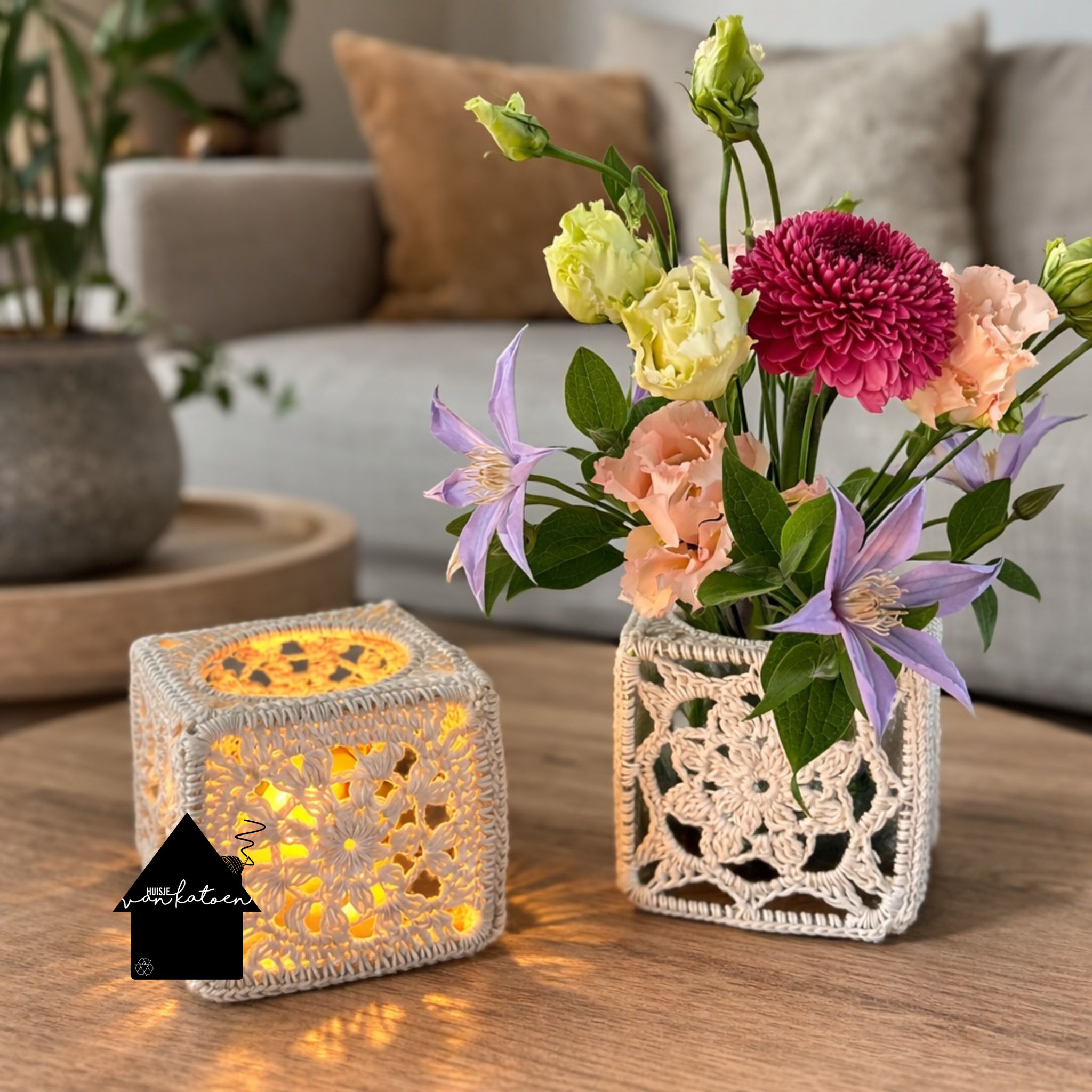 gehaakt vaasje met bloemen en een waxine lichtje