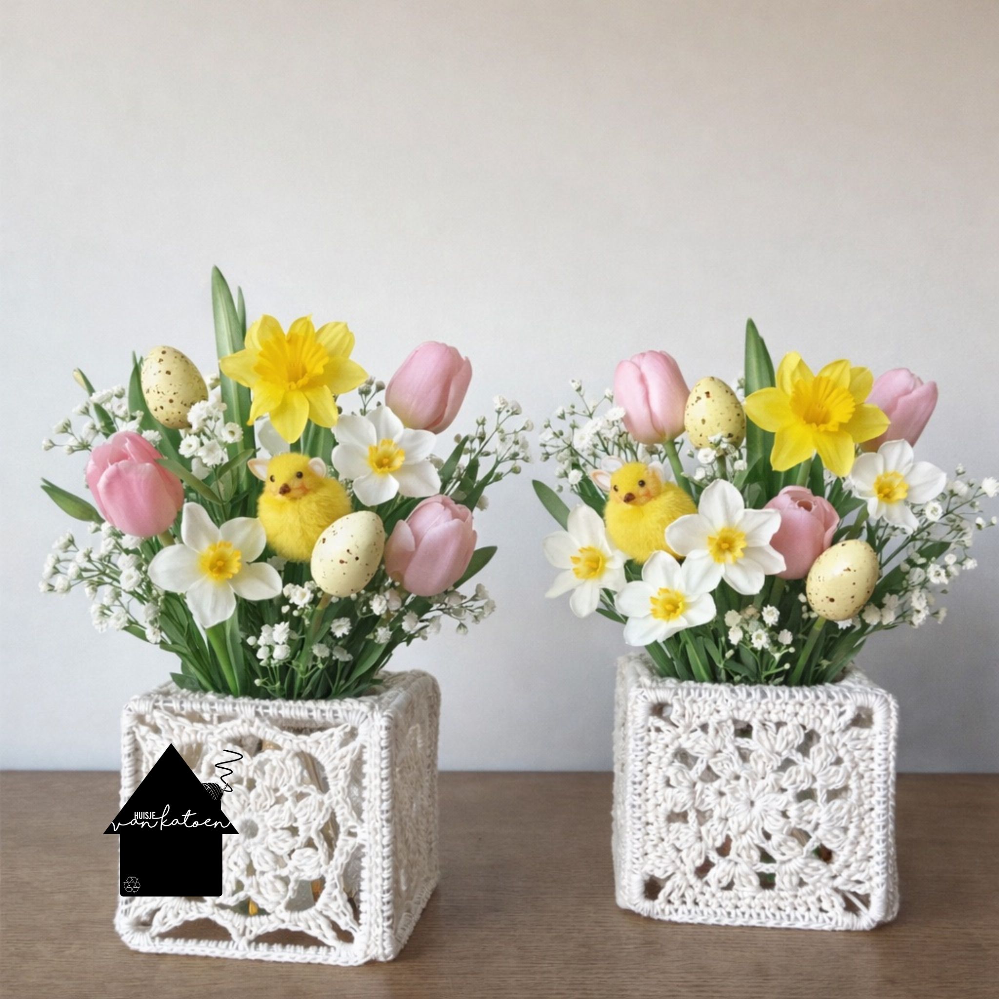 gehaakte vaasjes met paasbloemen