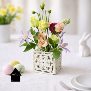 gehaakt vaasje op een paaltafel