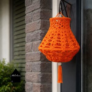 oranje gehaakte lampion bij een voordeur