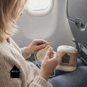 vrouw in vliegtuig die zit te haken