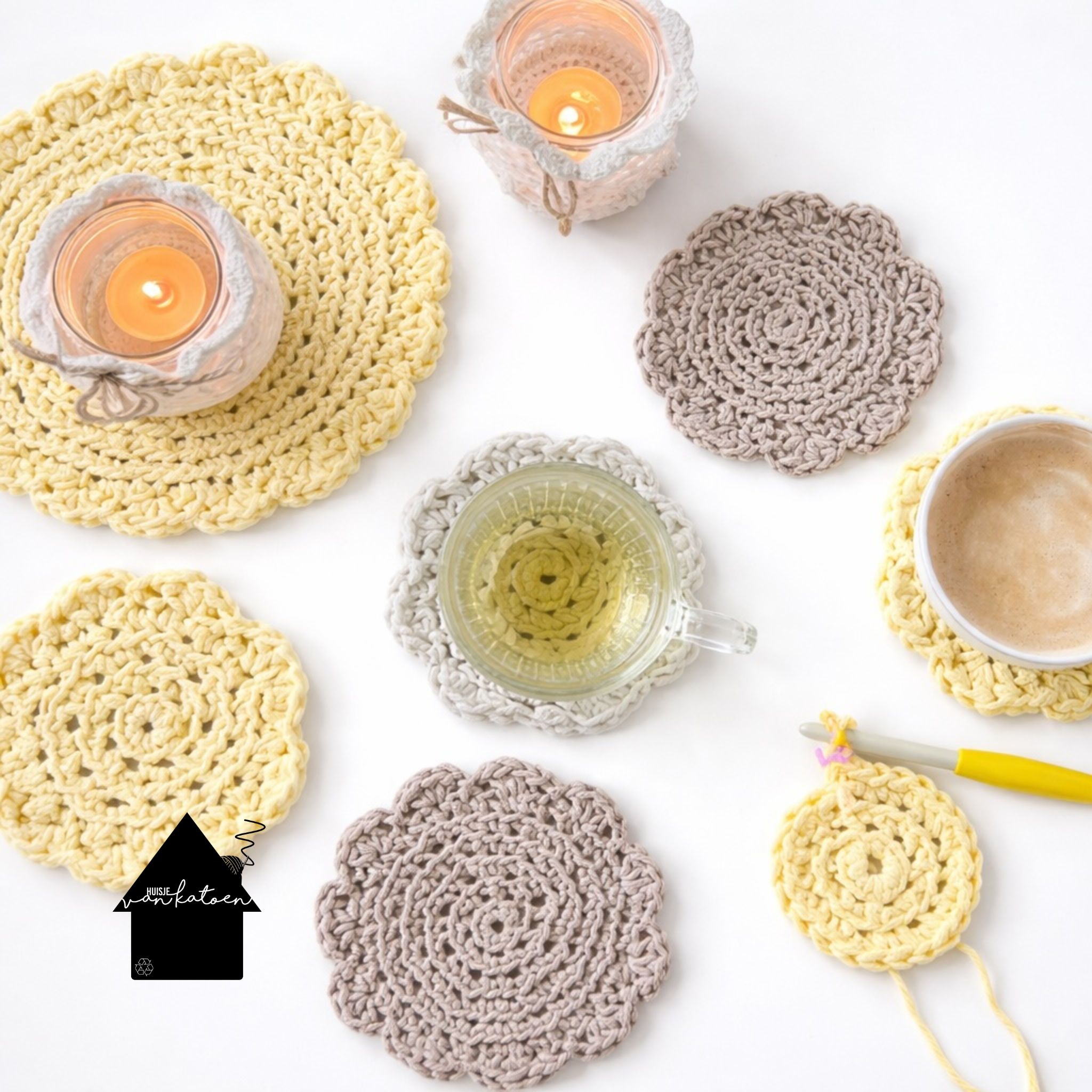 gehaakte onderzetters geel en licht bruin
